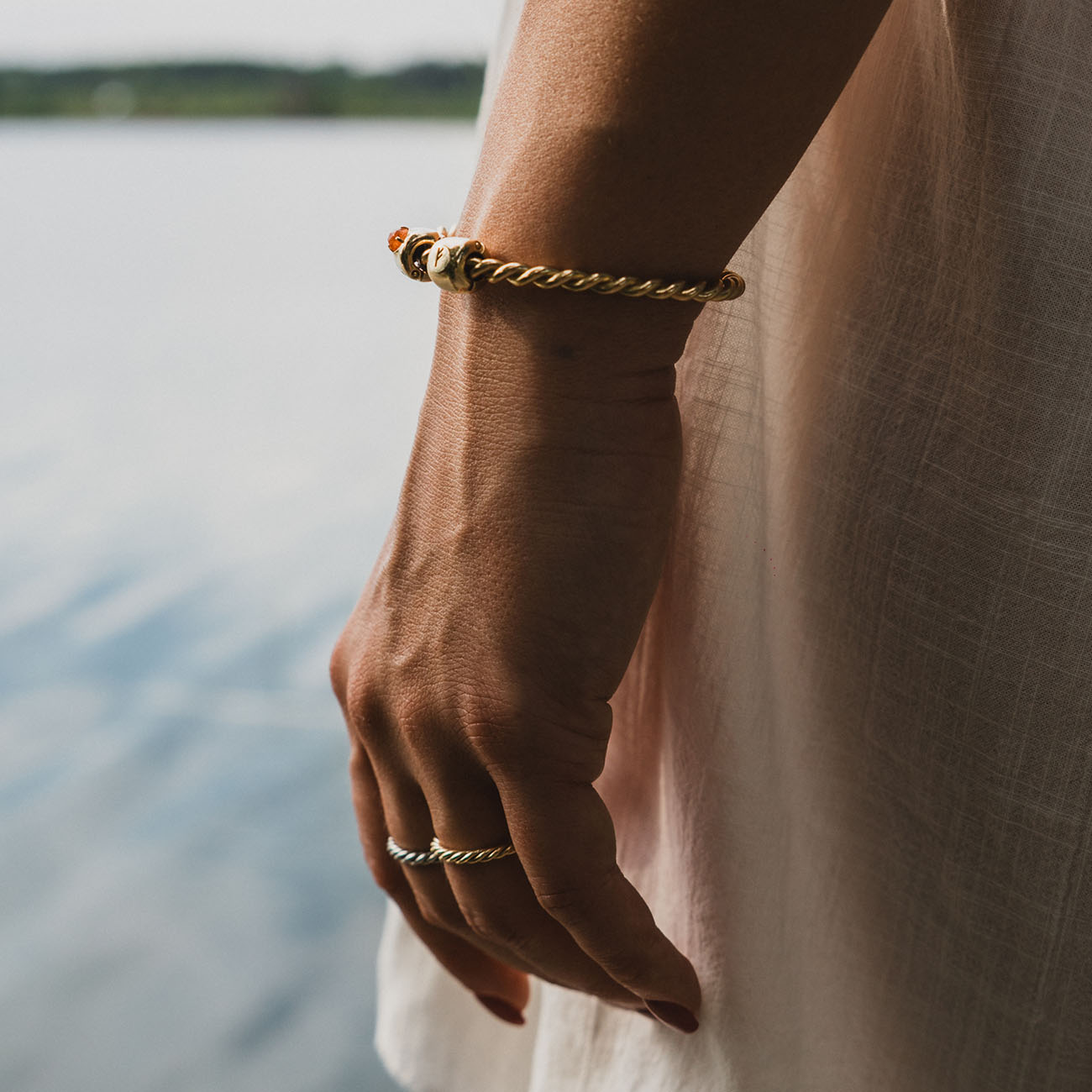 Charms met Fehu rune (ᚠ) Verguld – amulet voor overvloed en succes - zilver 925