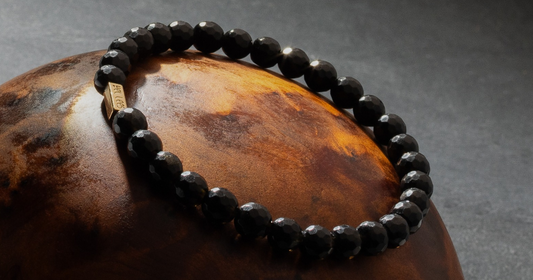 Czarny turmalin - znaczenie, właściwości i jak go nosić?